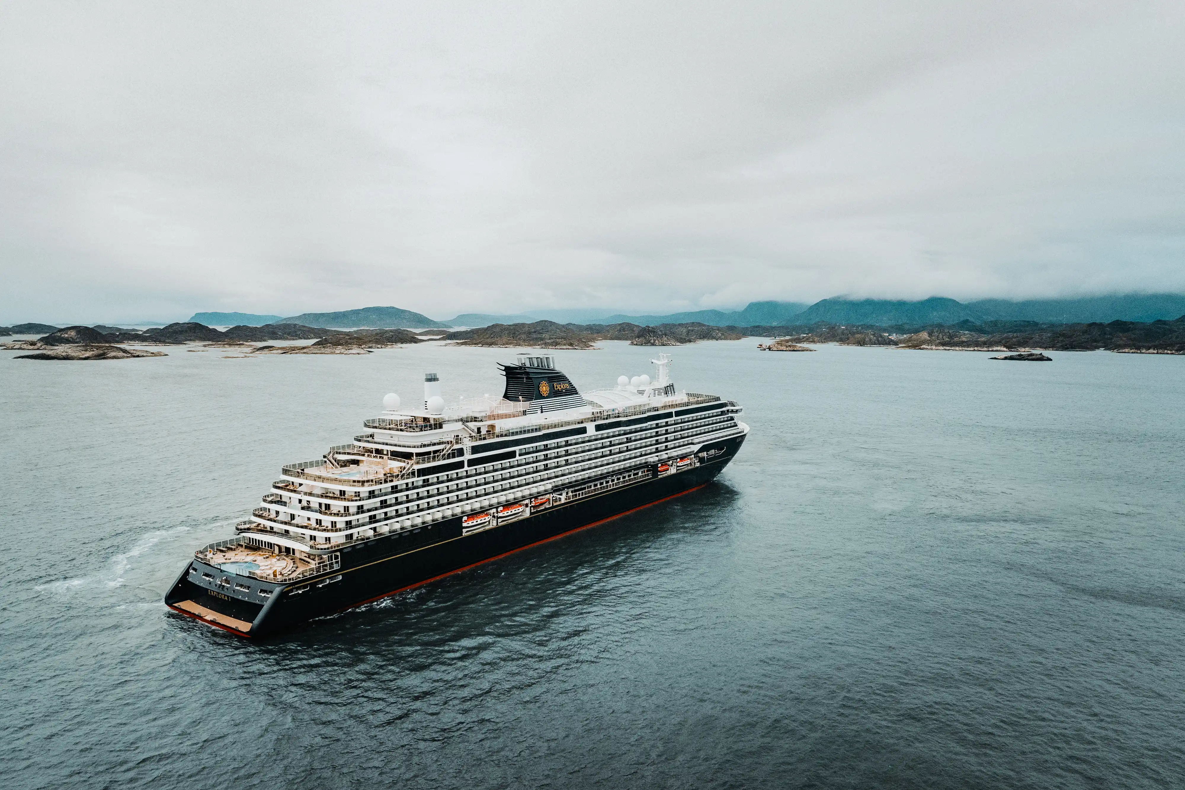 Greenland Expedition Guide: Icebergs, Aurora, and the Real Silent World